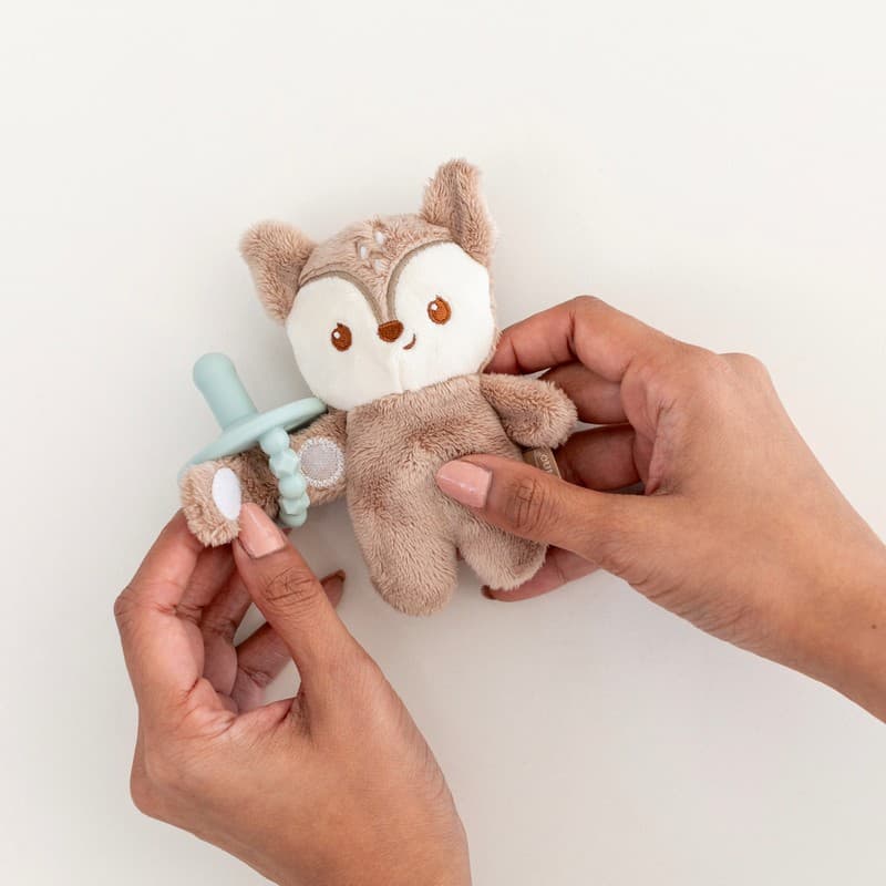 Snuggle & sooth Paci pal - Για αγκαλιές και γλυκιά παρηγοριά   πιπίλα και λούτρινο ελαφάκι .
