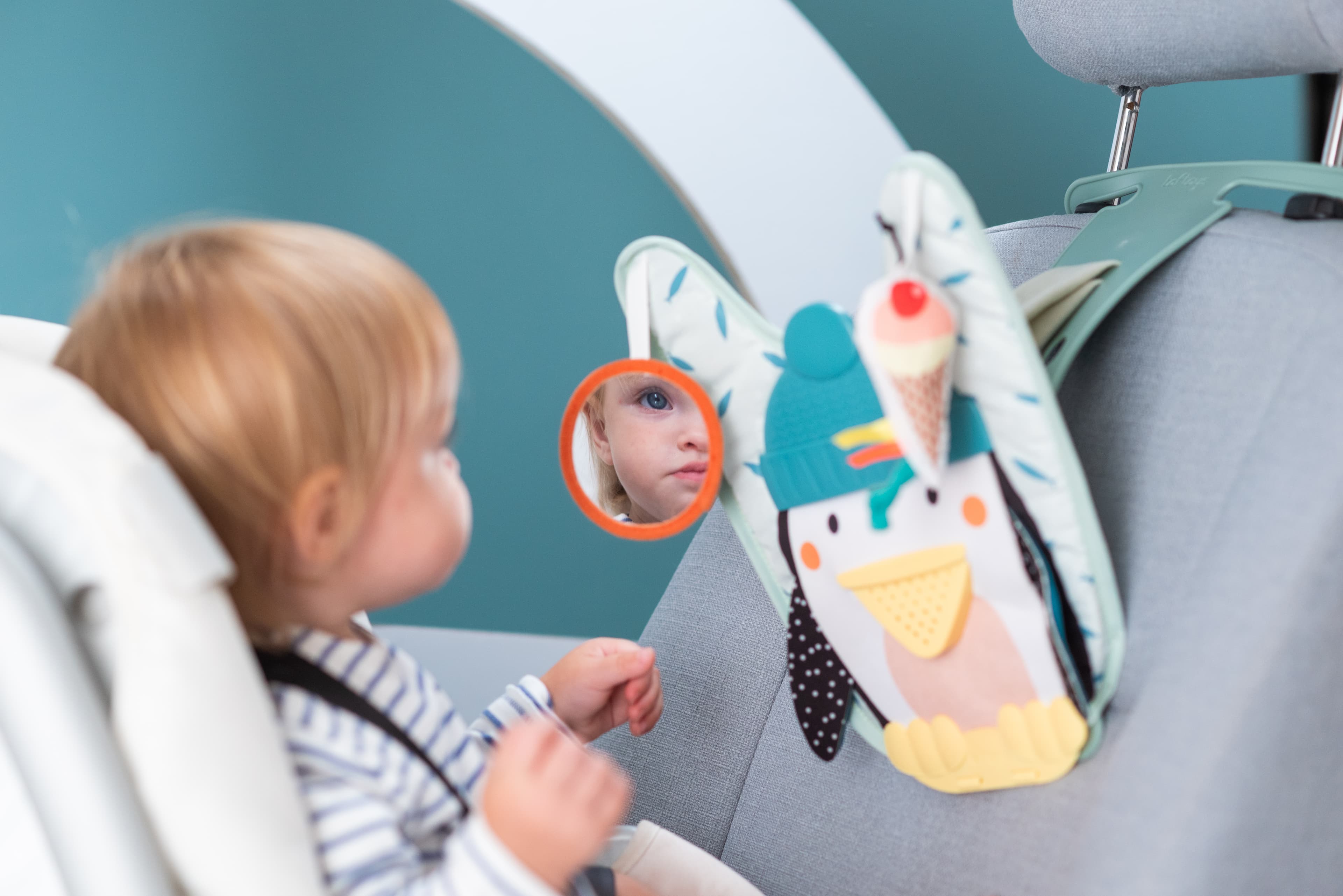PENGUIN PLAY & KICK CAR TOY